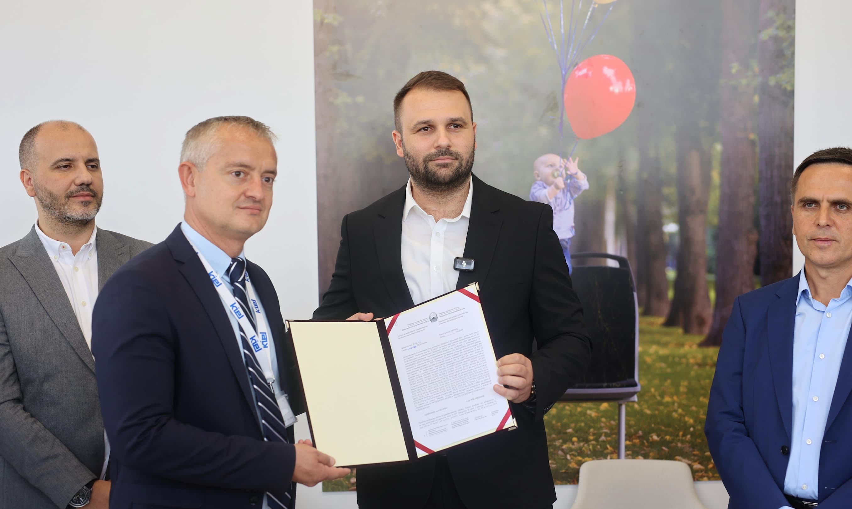 300-novi-vrabotuvanja-za-poloskiot-region-ministerot-durmisi-ja-predade-rabotnata-dozvola-na-fabrikata-kiel-makedonija-gallery-image-0UNi.jpg