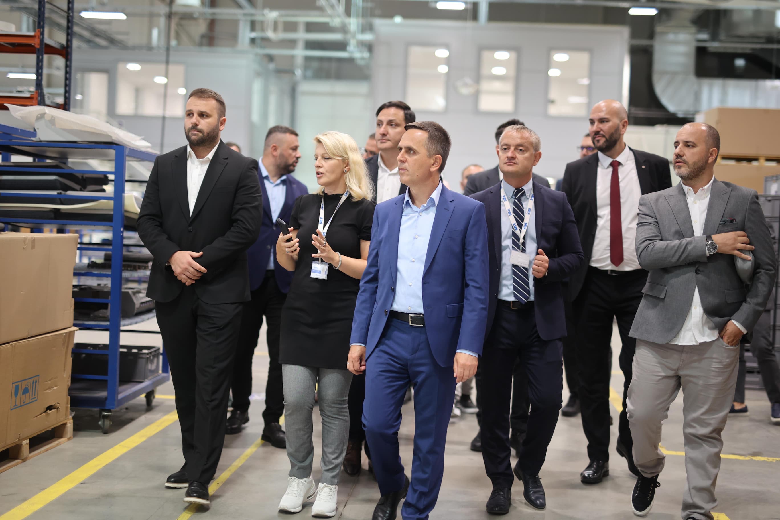 300-novi-vrabotuvanja-za-poloskiot-region-ministerot-durmisi-ja-predade-rabotnata-dozvola-na-fabrikata-kiel-makedonija-gallery-image-fRU4.jpg