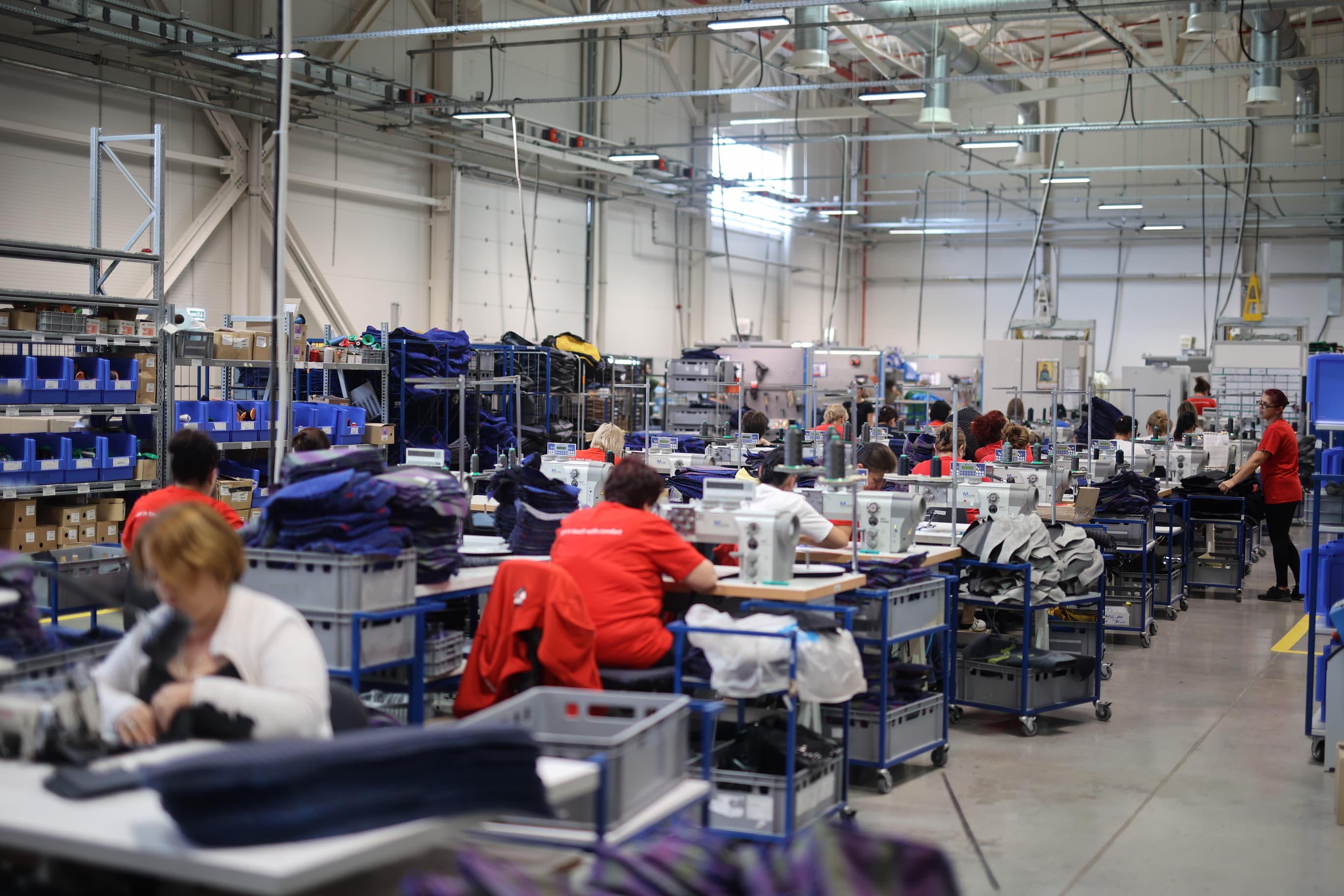 300-novi-vrabotuvanja-za-poloskiot-region-ministerot-durmisi-ja-predade-rabotnata-dozvola-na-fabrikata-kiel-makedonija-gallery-image-wJ2M.jpg