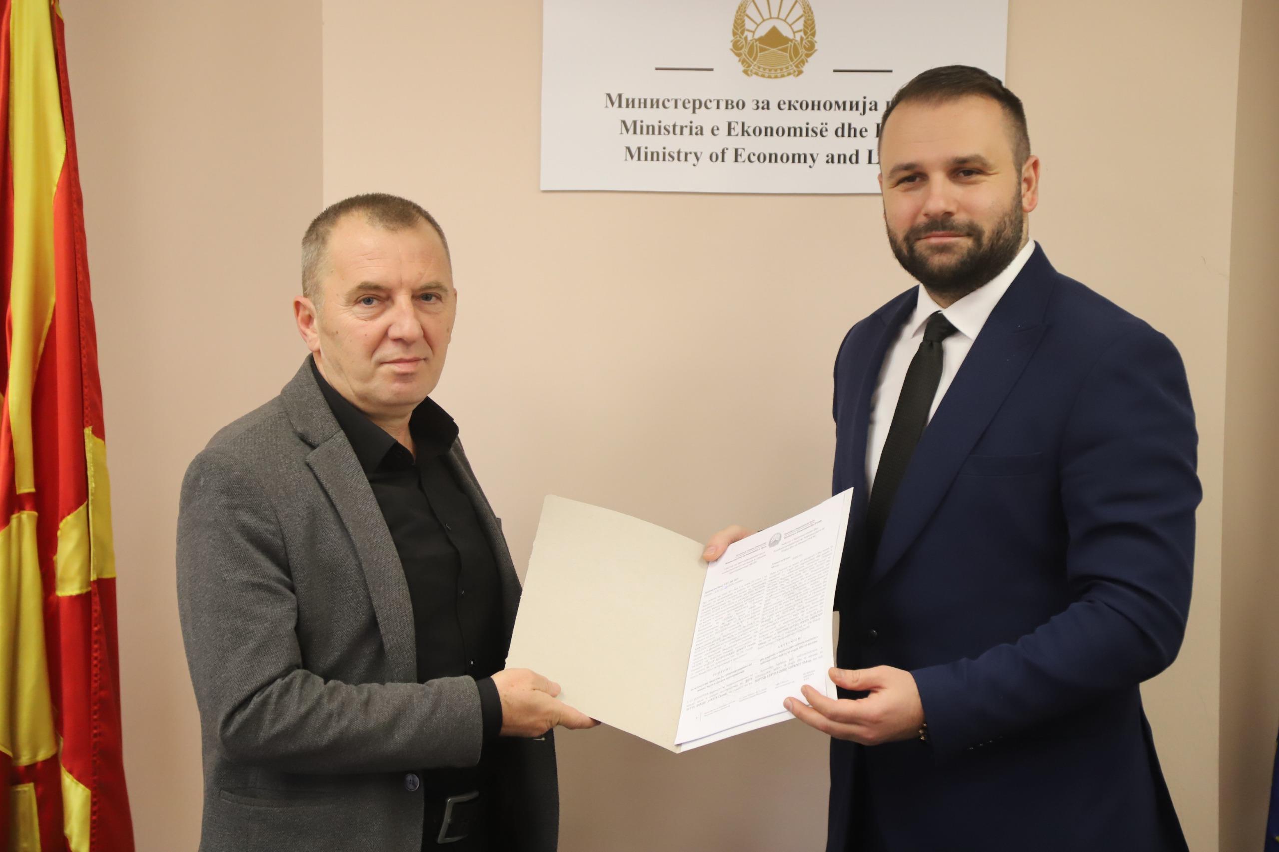 durmisi-isplatena-finansiska-poddrska-za-mali-i-sredni-pretprijatija-i-zanaetcii-od-programite-na-ministerstvoto-za-ekonomija-i-trud-gallery-image-FEmc.jpg