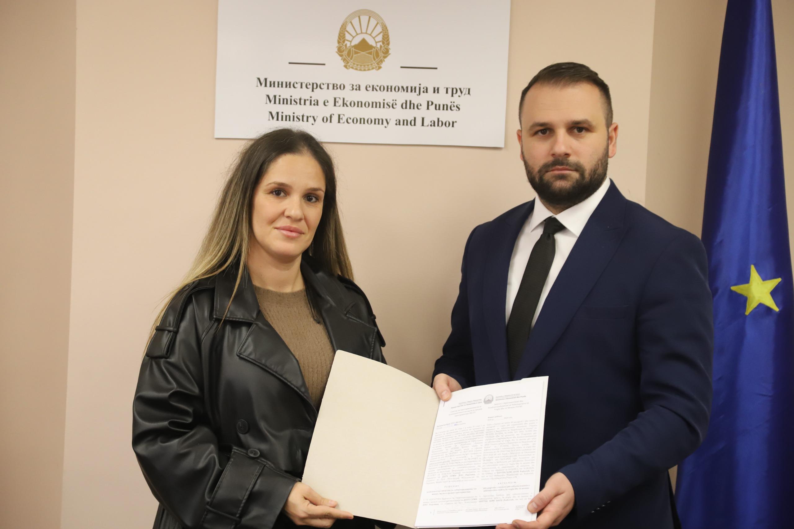 durmisi-isplatena-finansiska-poddrska-za-mali-i-sredni-pretprijatija-i-zanaetcii-od-programite-na-ministerstvoto-za-ekonomija-i-trud-gallery-image-TpV9.jpg