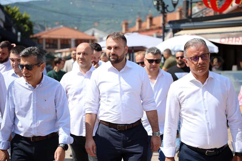 durmisi-medziti-i-ganiu-i-sali-vo-poseta-na-zanaetciite-vo-starata-skopska-carsija-prodolzuvame-so-poddrska-za-razvoj-na-zanaetcistvoto-koe-e-faktor-za-ekonomski-razvoj-vo-nasata-zemja-galerija-image-mOOv.jpg