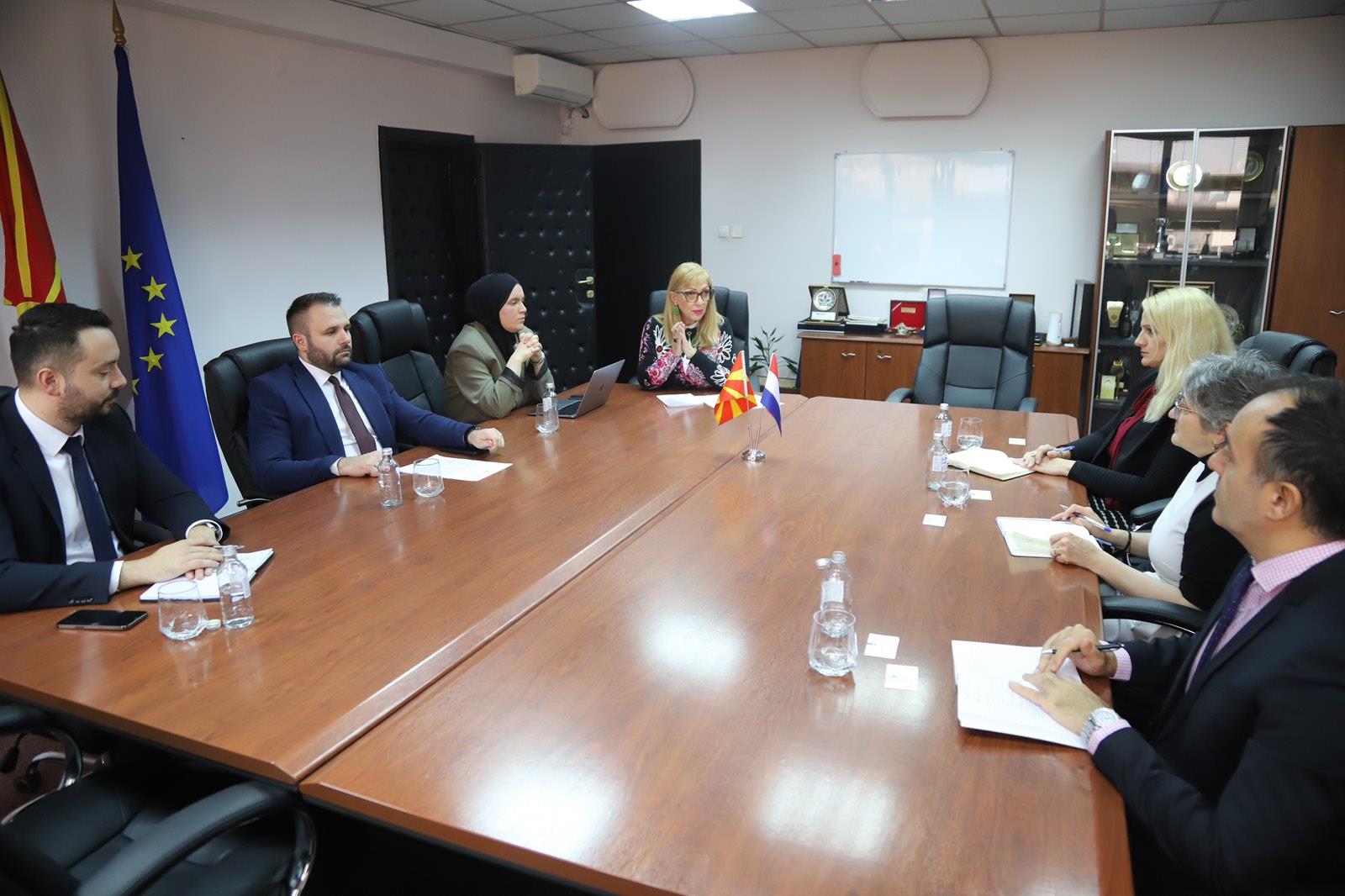 durmisi-ostvari-sredba-so-ambasadorkata-na-kralstvoto-holandija-uzlem-dzanel-nasiot-fokus-e-na-poddrskata-za-biznisite-stranskite-investicii-i-pazarot-na-trudot-gallery-image-FKHv.jpg