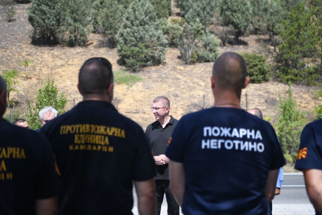 mickoski-na-teren-golema-blagodarnost-do-lugjeto-koi-se-borea-so-ognenata-stixija-na-planinata-serta-sledat-reformi-vo-sektorot-za-upravuvanje-so-krizi-i-izmeni-na-zakonot-za-pozarnikarstvo-image-PYW7.jpg