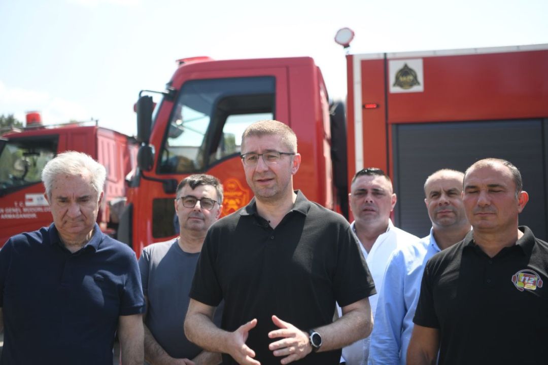 mickoski-na-teren-golema-blagodarnost-do-lugjeto-koi-se-borea-so-ognenata-stixija-na-planinata-serta-sledat-reformi-vo-sektorot-za-upravuvanje-so-krizi-i-izmeni-na-zakonot-za-pozarnikarstvo-image-T3Rl.jpg