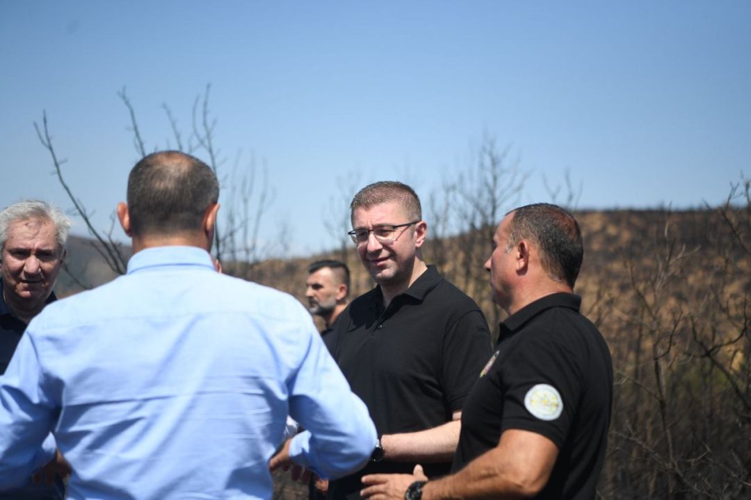 mickoski-na-teren-golema-blagodarnost-do-lugjeto-koi-se-borea-so-ognenata-stixija-na-planinata-serta-sledat-reformi-vo-sektorot-za-upravuvanje-so-krizi-i-izmeni-na-zakonot-za-pozarnikarstvo-image-cTMT.jpg