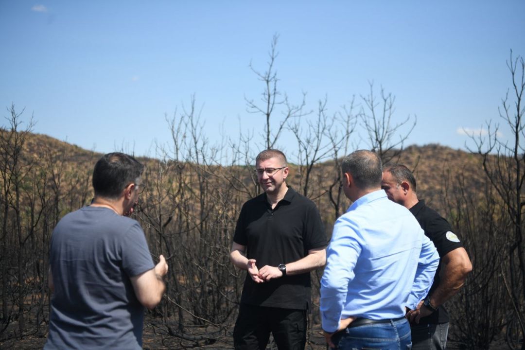 mickoski-na-teren-golema-blagodarnost-do-lugjeto-koi-se-borea-so-ognenata-stixija-na-planinata-serta-sledat-reformi-vo-sektorot-za-upravuvanje-so-krizi-i-izmeni-na-zakonot-za-pozarnikarstvo-image-me0q.jpg