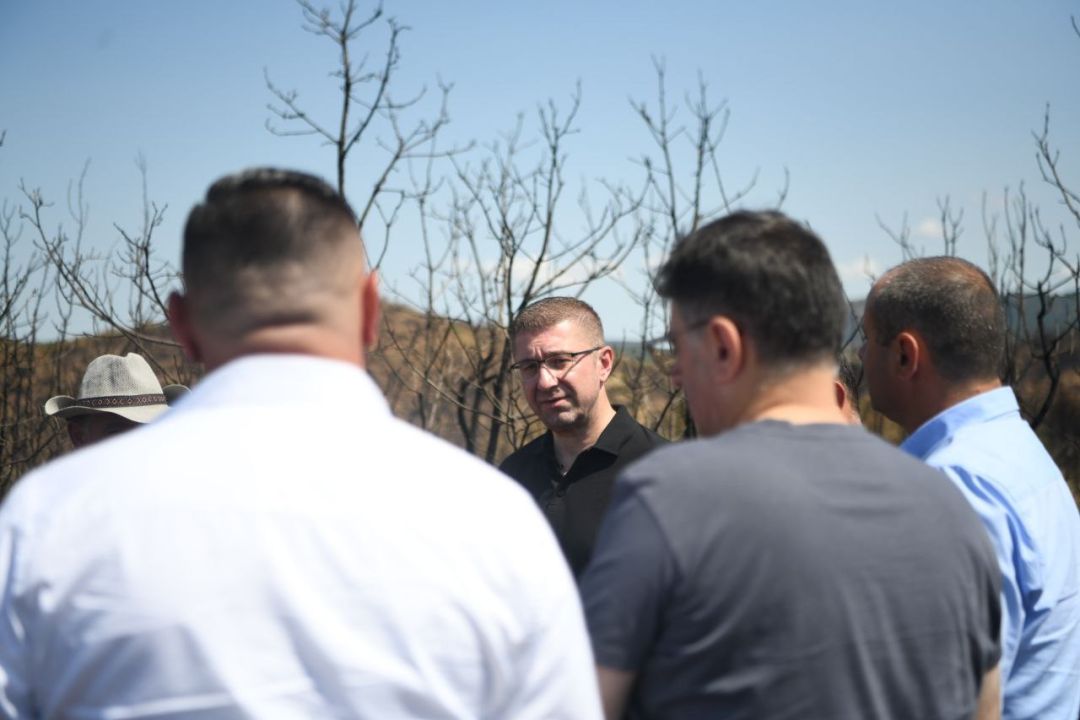 mickoski-na-teren-golema-blagodarnost-do-lugjeto-koi-se-borea-so-ognenata-stixija-na-planinata-serta-sledat-reformi-vo-sektorot-za-upravuvanje-so-krizi-i-izmeni-na-zakonot-za-pozarnikarstvo-image-oaGE.jpg