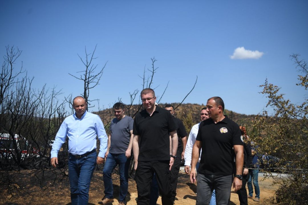 mickoski-na-teren-golema-blagodarnost-do-lugjeto-koi-se-borea-so-ognenata-stixija-na-planinata-serta-sledat-reformi-vo-sektorot-za-upravuvanje-so-krizi-i-izmeni-na-zakonot-za-pozarnikarstvo-image-rCjS.jpg
