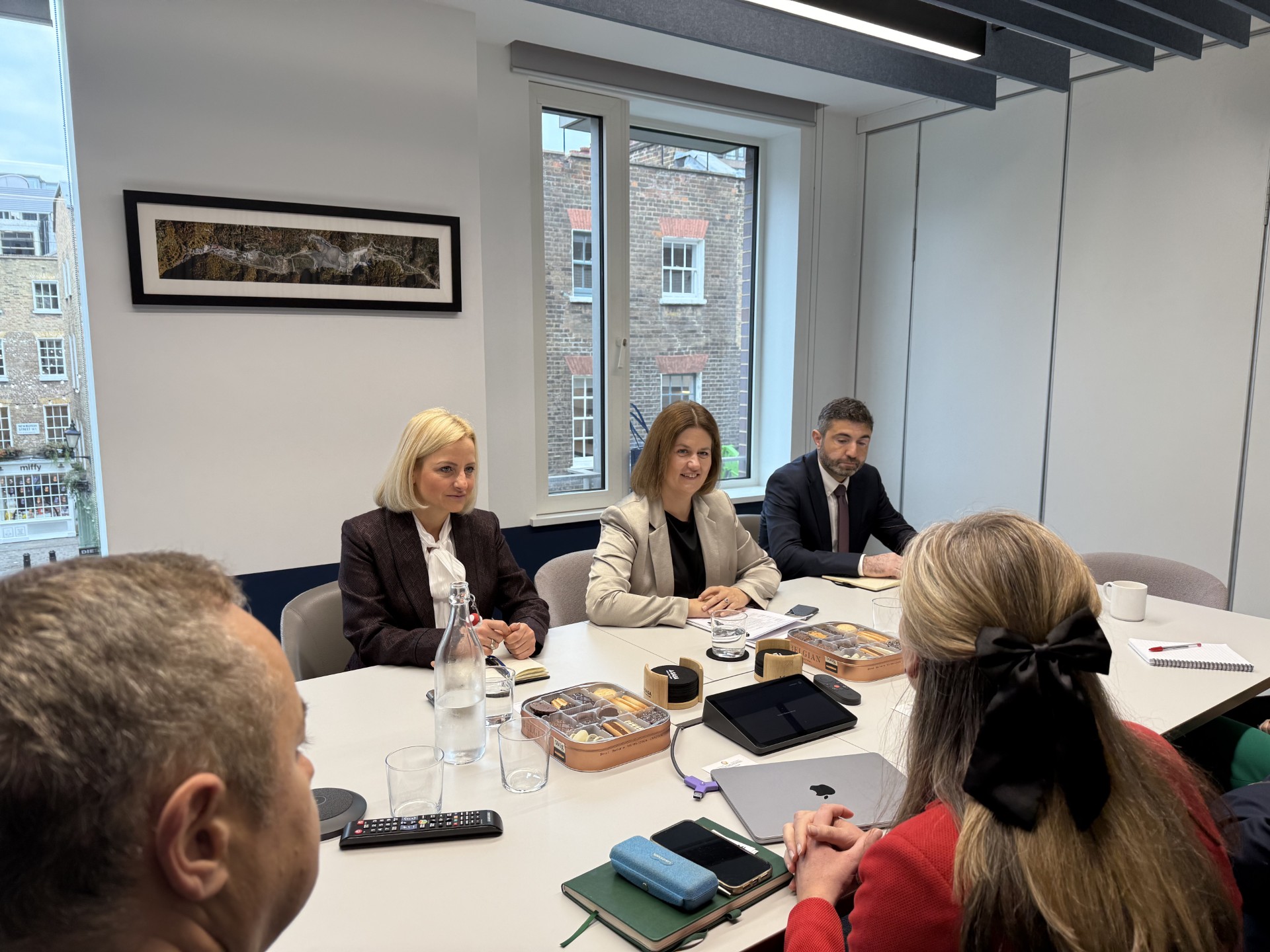 ministerkata-bozinovska-na-sredbi-so-vodecki-kompanii-od-rudarskiot-i-energetskiot-sektor-london-image-Nuw0.jpg