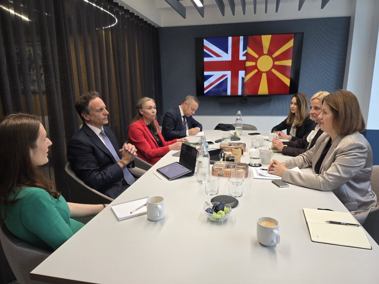 ministerkata-bozinovska-na-sredbi-so-vodecki-kompanii-od-rudarskiot-i-energetskiot-sektor-london-image-sqjj.jpg