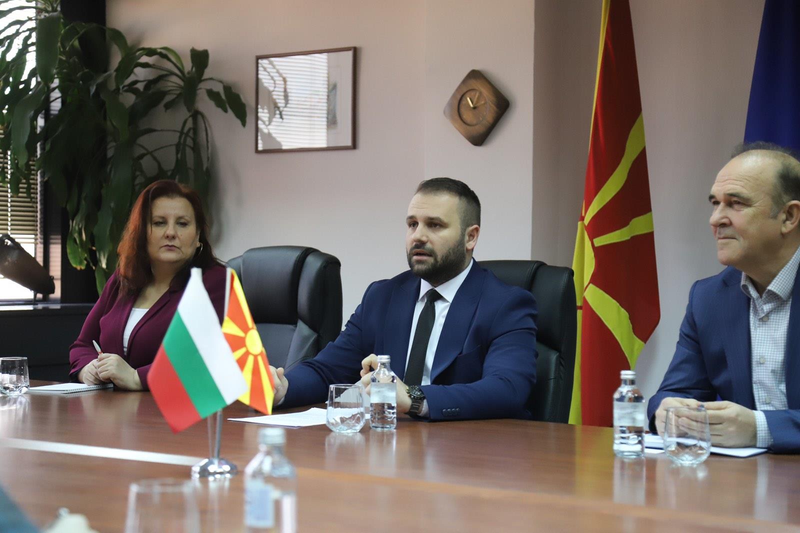 ministerot-durmisi-na-sredba-so-ambasadorot-na-bugarija-zeljazko-radukov-severna-makedonija-i-bugarija-imaat-plodna-ekonomska-sorabotka-gallery-image-qnec.jpg