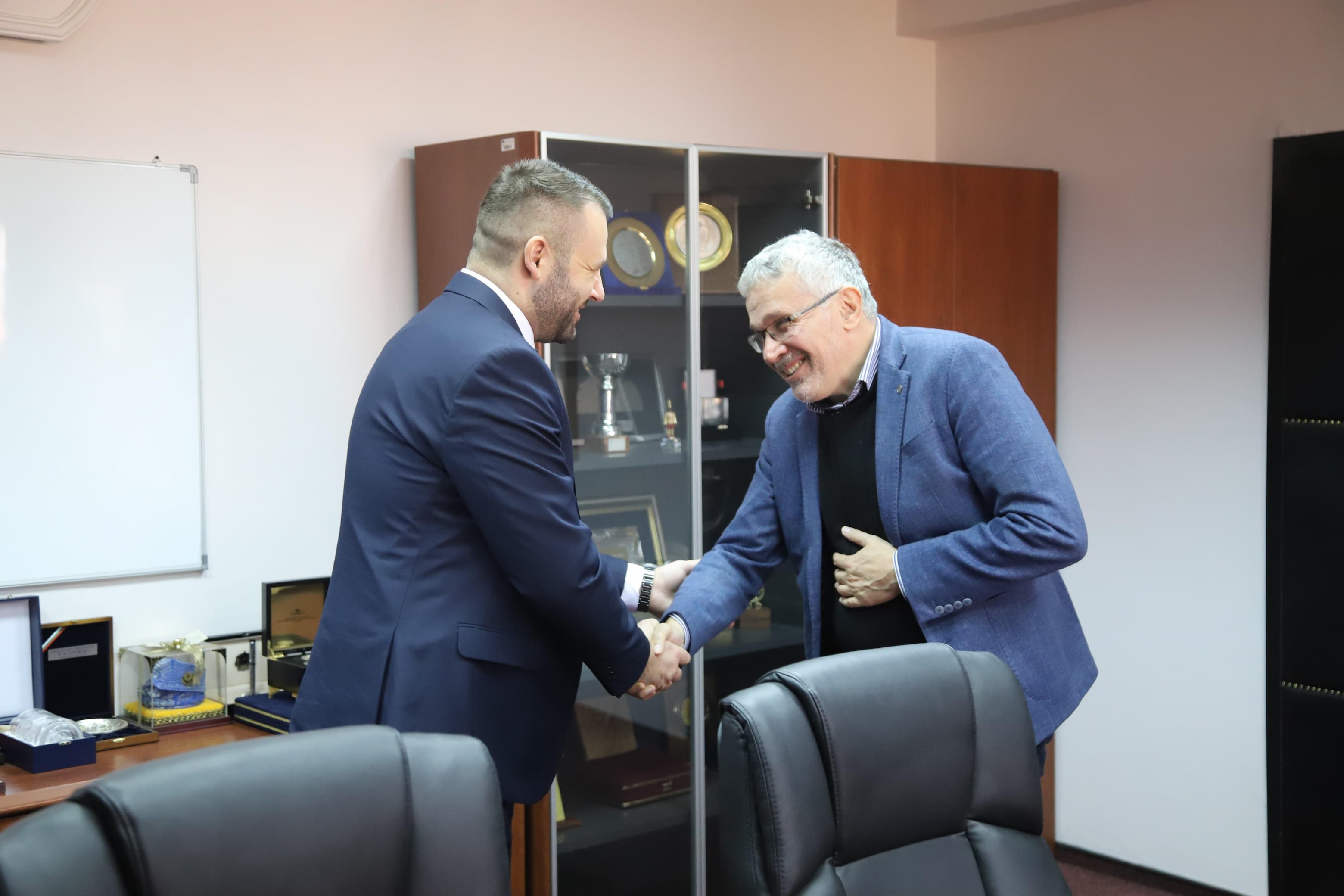 ministerot-durmisi-ostvari-sredba-so-ungarskiot-ambasador-andras-klajn-podobruvanjeto-na-biznis-klimata-i-privlekuvanjeto-stranski-investicii-e-prioritet-za-nas-gallery-image-uhjt.jpg