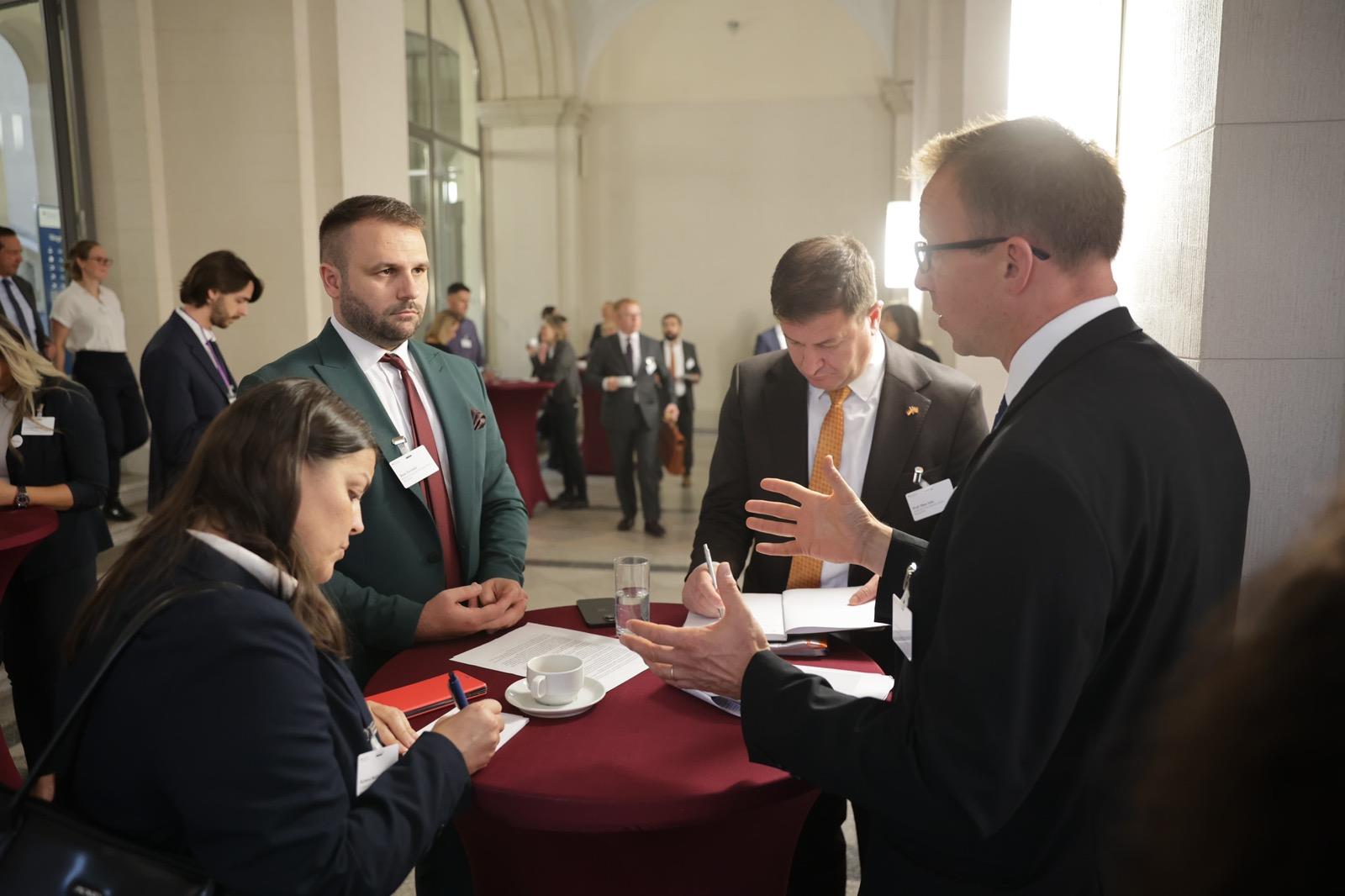 ministerot-durmisi-se-sretna-so-britanskiot-komesar-za-trgovija-za-evropa-kris-barton-ima-cvrsta-osnova-za-zgolemuvanje-na-sorabotkata-pomegju-severna-makedonija-i-obedinetoto-kralstvo-gallery-image-8mmR.jpg