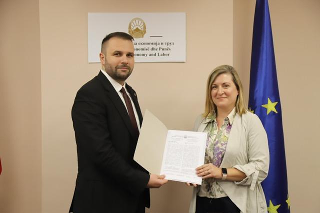 ministerot-za-ekonomija-i-trud-durmisi-dodeli-resenija-za-finansiska-poddrska-za-voveduvanje-na-iso-i-xalal-standardi-na-14-domasni-kompanii-image-GOyf.jpg