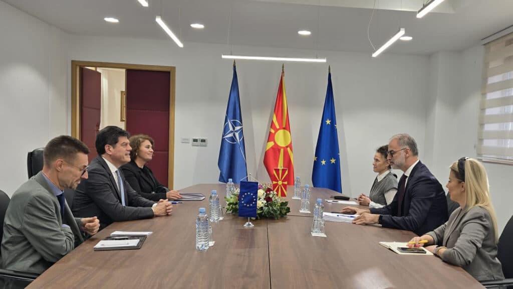 sredba-megju-vicepremierot-i-minister-stoilkovikj-i-ambasador-na-eu-rokas-image-Ze7t.jpg