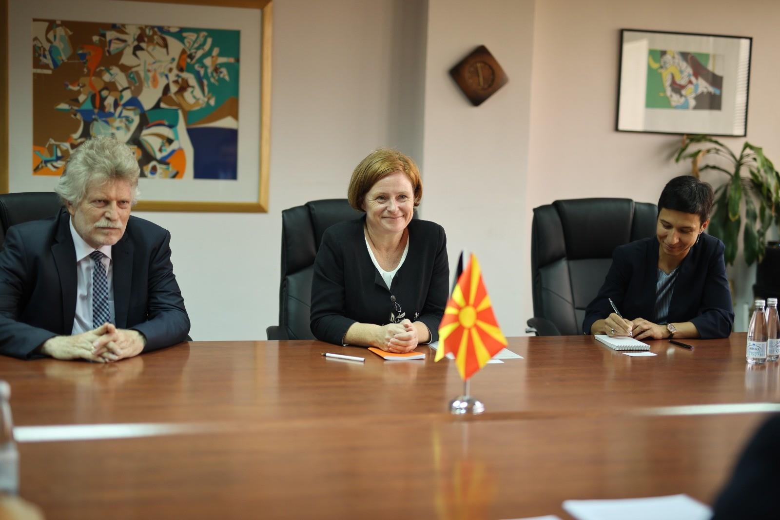 sredba-na-durmisi-so-germanskata-ambasadorka-dreksler-germanija-e-nas-najgolem-trgovski-partner-i-poddrzuvac-vo-reformite-za-sto-e-dokaz-i-berlinskiot-proces-galerija-image-EYBa.jpg