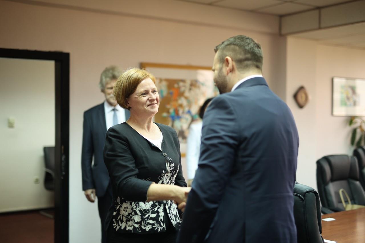 sredba-na-durmisi-so-germanskata-ambasadorka-dreksler-germanija-e-nas-najgolem-trgovski-partner-i-poddrzuvac-vo-reformite-za-sto-e-dokaz-i-berlinskiot-proces-galerija-image-c7eT.jpg