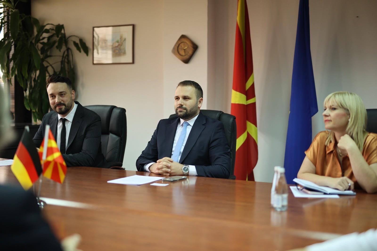 sredba-na-durmisi-so-germanskata-ambasadorka-dreksler-germanija-e-nas-najgolem-trgovski-partner-i-poddrzuvac-vo-reformite-za-sto-e-dokaz-i-berlinskiot-proces-galerija-image-kXCQ.jpg