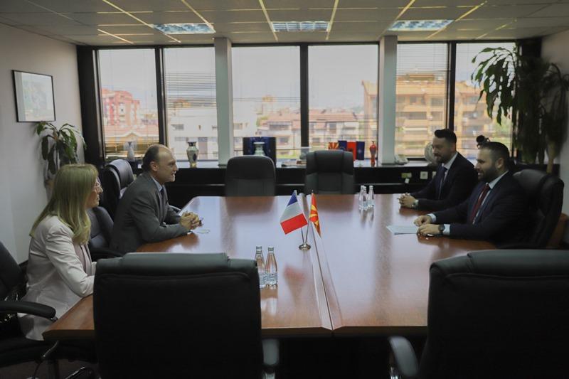 sredba-na-ministerot-durmisi-francuski-ambasador-bomgartner-galerija-image-sxTs.jpg