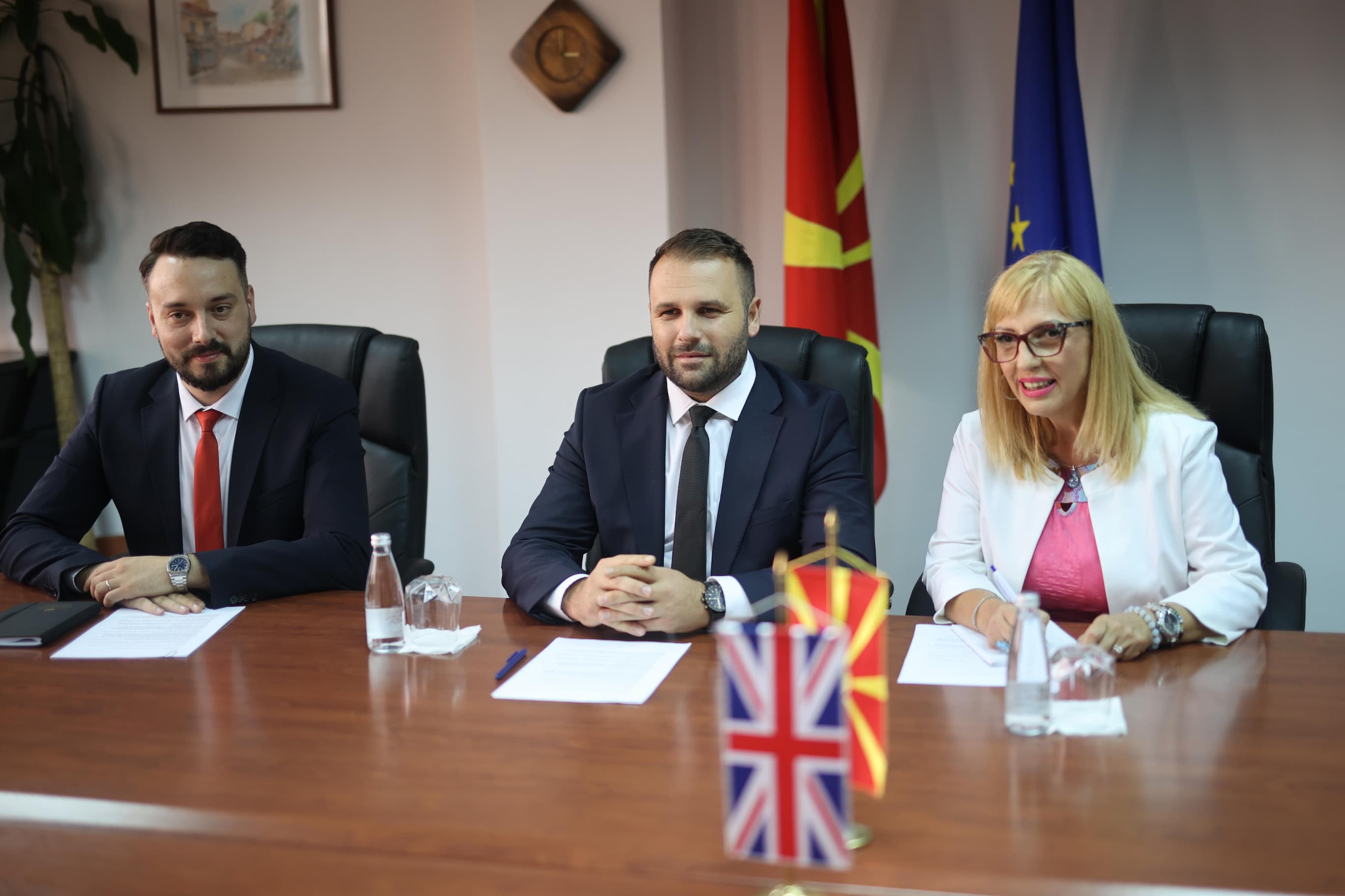 sredba-na-ministerot-durmisi-so-britanskiot-ambasador-loson-kje-rabotime-na-intenziviranje-na-sorabotkata-pomegju-severna-makedonija-i-obedinetoto-kralstvo-gallery-image-3b6K.jpg