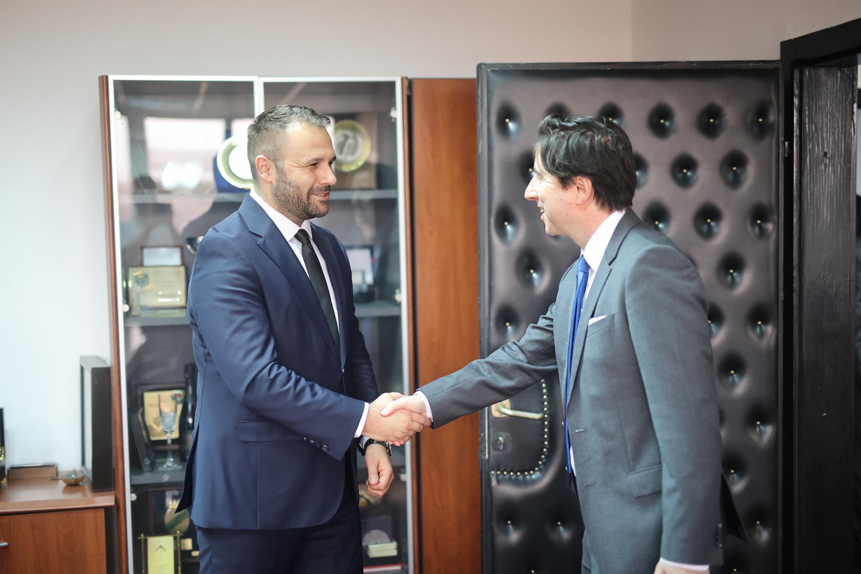 sredba-na-ministerot-durmisi-so-britanskiot-ambasador-loson-kje-rabotime-na-intenziviranje-na-sorabotkata-pomegju-severna-makedonija-i-obedinetoto-kralstvo-gallery-image-YFTD.jpg