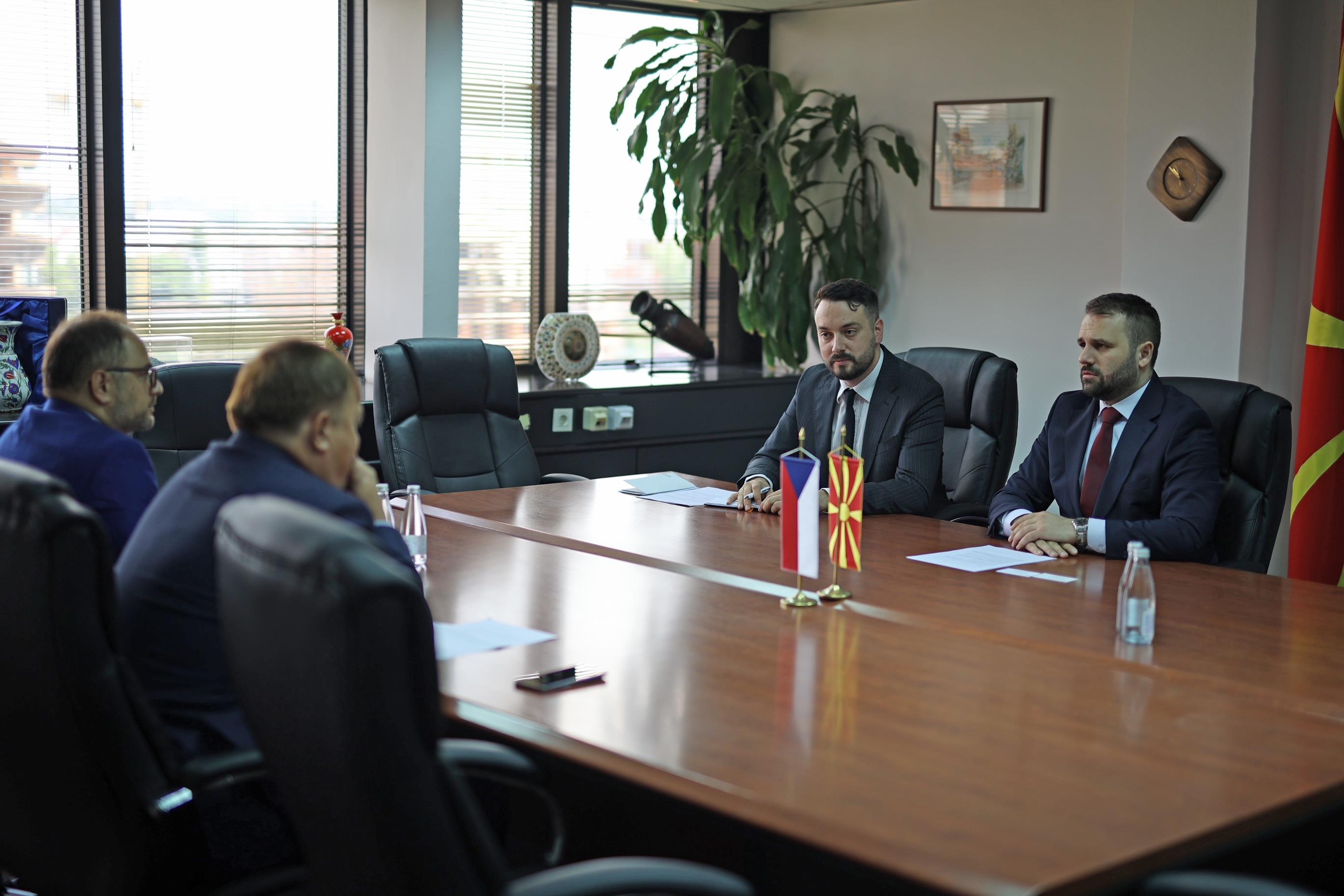 sredba-na-ministerot-durmisi-so-ceskiot-ambasador-ludva-kontinuitetot-na-zgolemuvanje-na-sorabotkata-so-ceska-e-nas-prioritet-galerija-image-XDlc.jpg