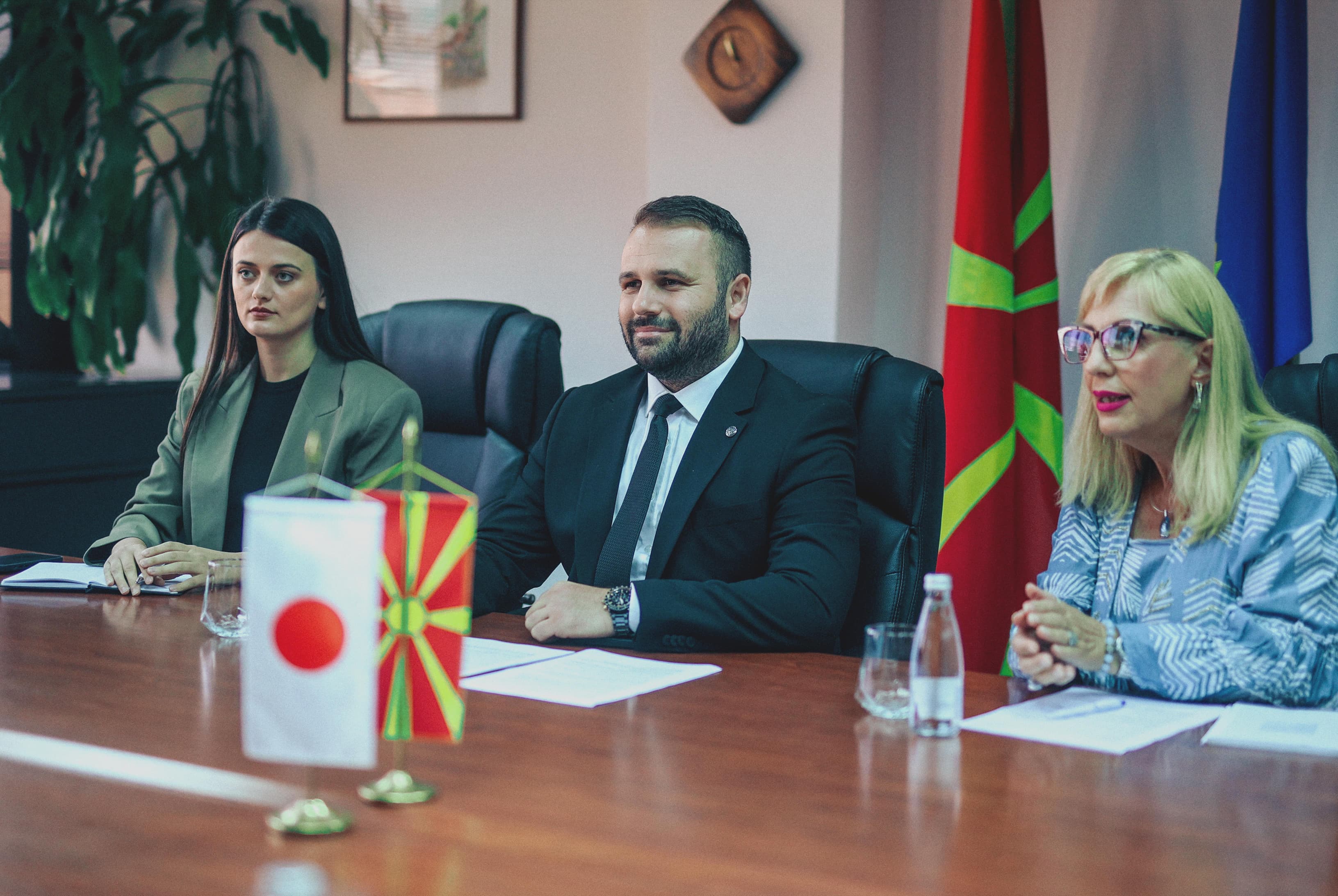sredba-na-ministerot-durmisi-so-japonskiot-ambasador-kazuja-ima-golem-prostor-za-unapreduvanje-na-bilateralnata-sorabotka-pomegju-severna-makedonija-i-japonija-gallery-image-Itmw.jpg