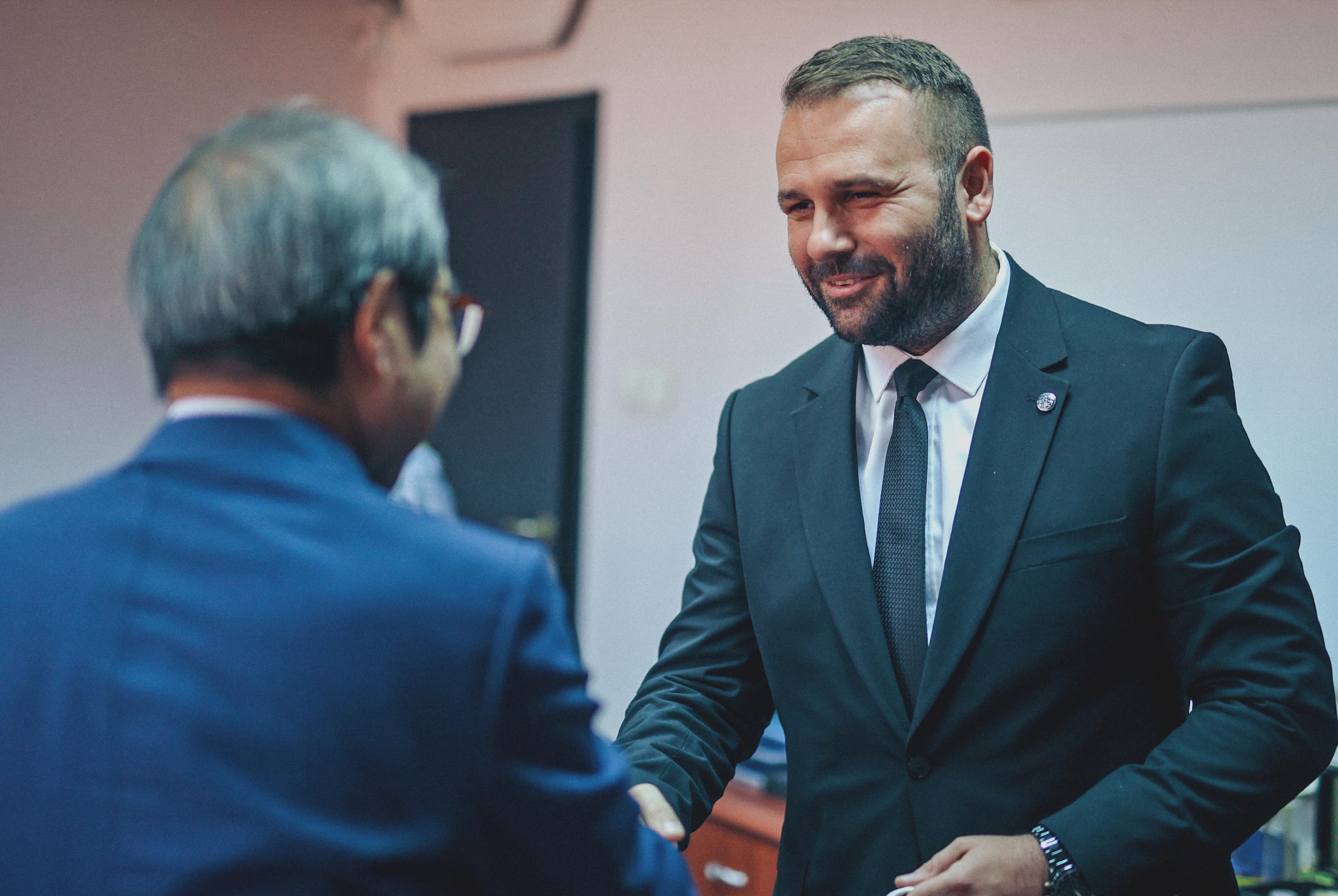 sredba-na-ministerot-durmisi-so-japonskiot-ambasador-kazuja-ima-golem-prostor-za-unapreduvanje-na-bilateralnata-sorabotka-pomegju-severna-makedonija-i-japonija-gallery-image-uBQa.jpg