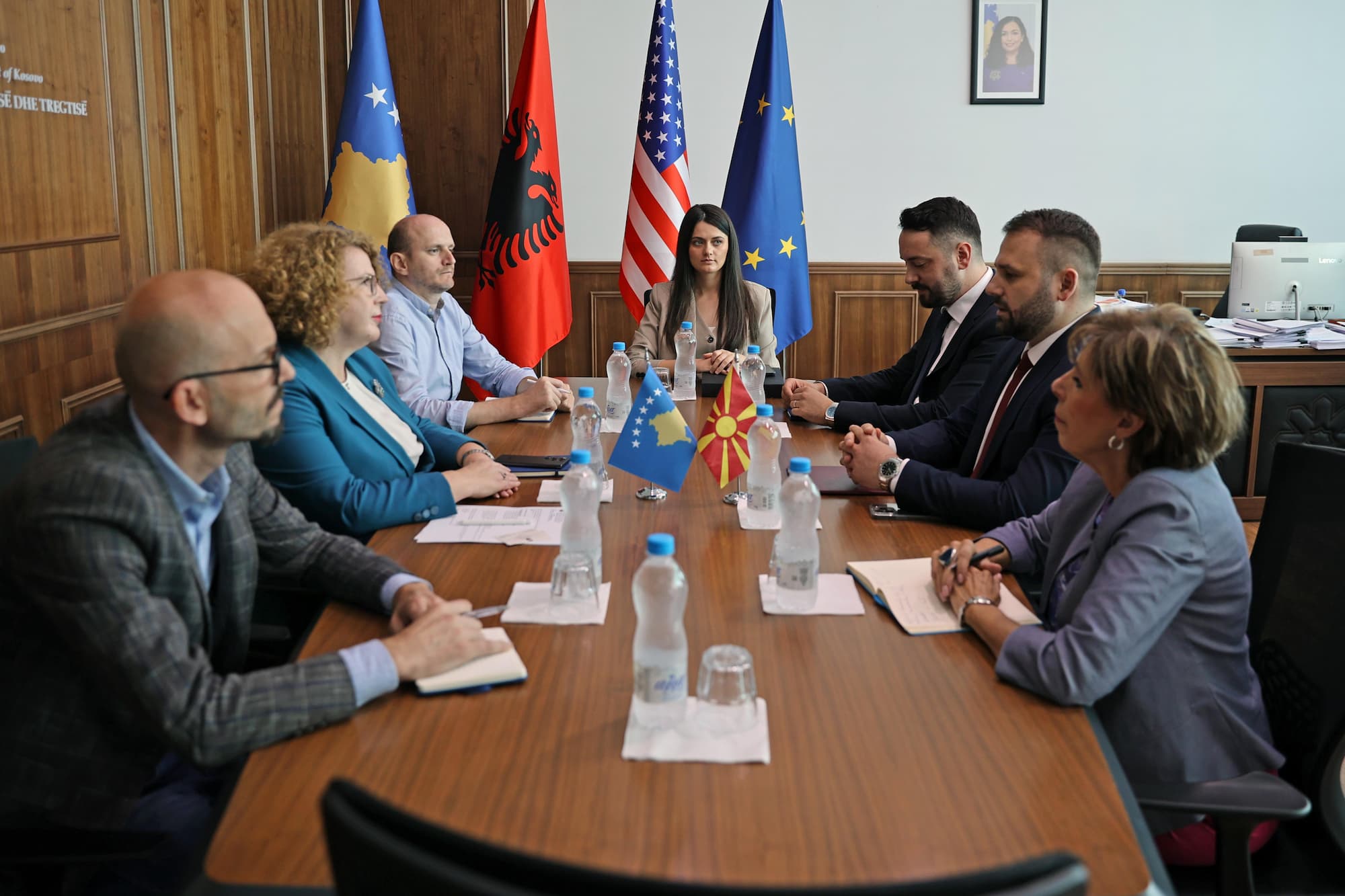 sredba-na-ministerot-durmisi-so-kosovskata-ministerka-xajdari-preku-kreiranje-na-zaednicki-ekonomski-politiki-i-megjusebna-sorabotka-kje-se-podobri-konkurentnosta-na-regionot-galerija-image-bOtq.jpg