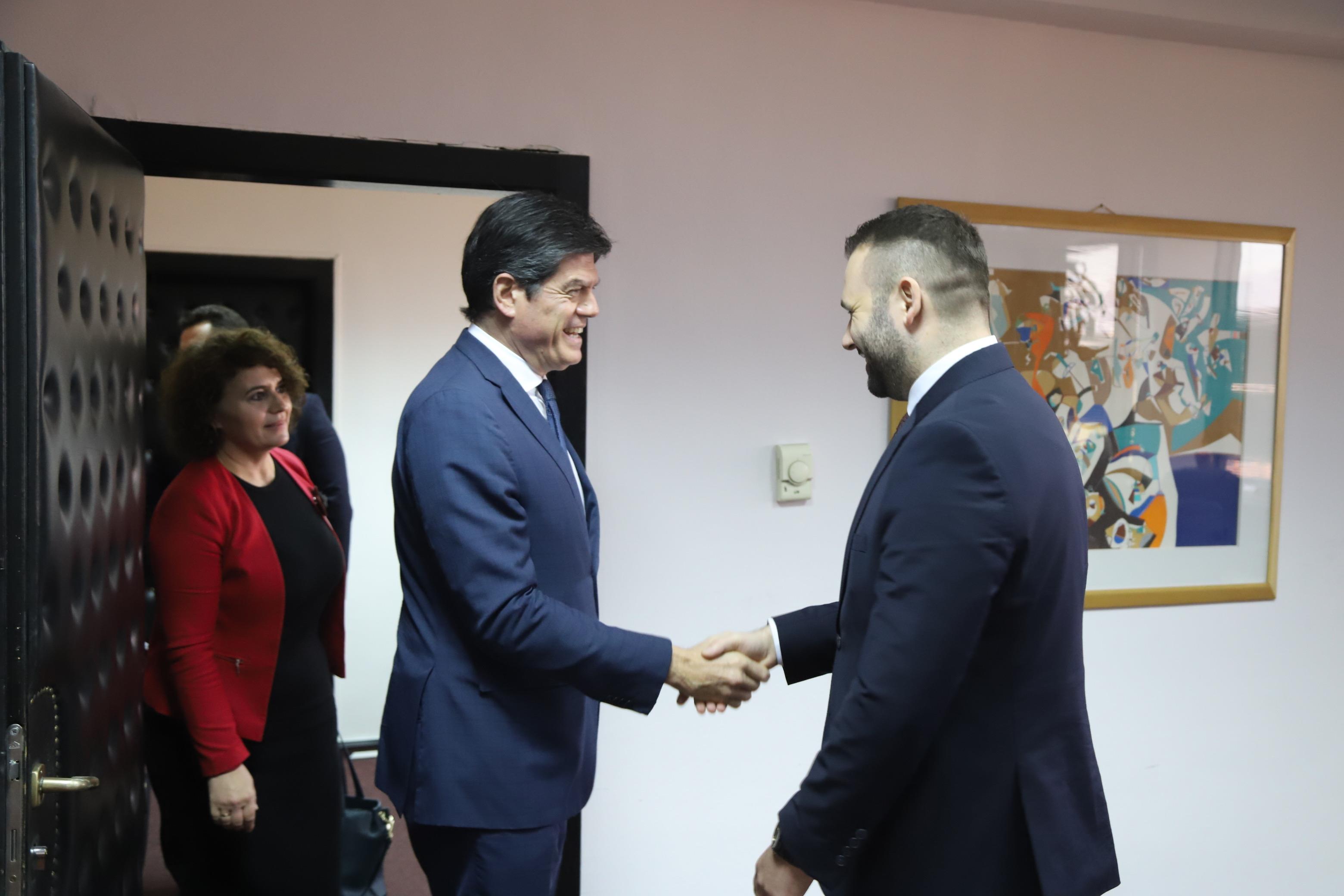 sredba-na-ministerot-durmisi-so-noviot-evroambasador-rokas-sproveduvanje-na-reformite-vo-ekonomijata-se-prioritet-na-patot-kon-clenstvoto-vo-eu-gallery-image-p3c5.jpg