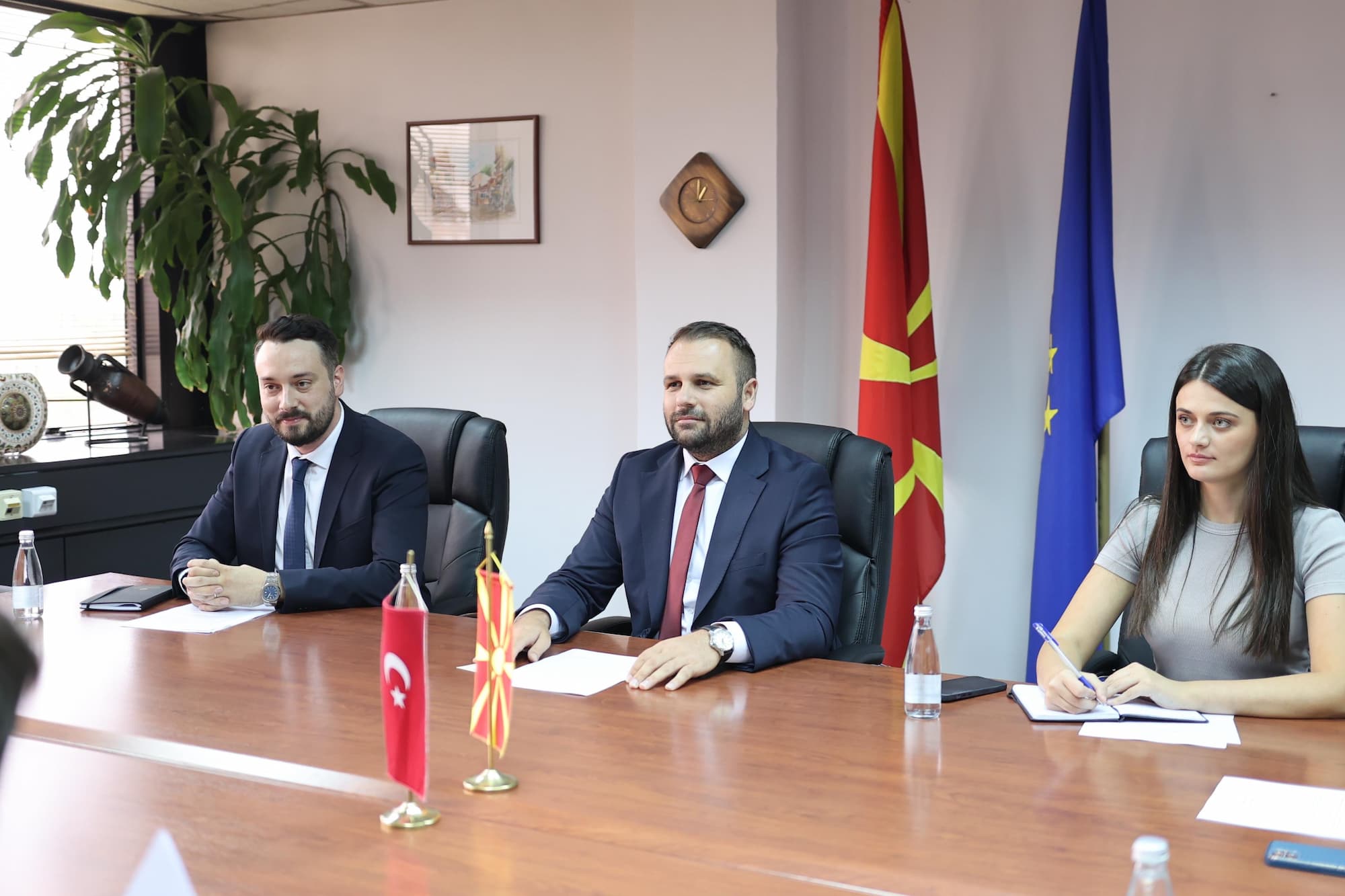 sredba-na-ministerot-durmisi-so-turskiot-ambasador-ulsoj-kje-sozdavame-uslovi-za-intenziviranje-na-sorabotkata-megju-dvete-zemji-galerija-image-q0Mp.jpg