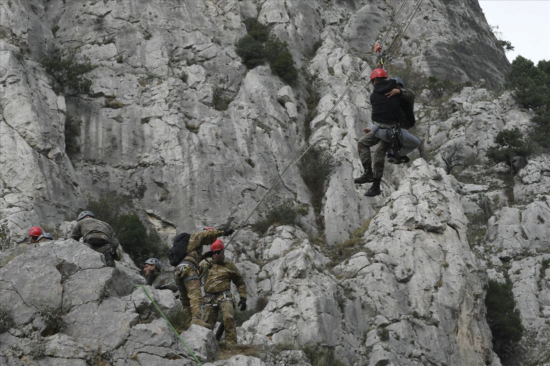 zaednicka-alpinisticka-vezba-na-edinicata-za-brzo-rasporeduvanje-i-bataljonot-za-specijalni-zadaci-volci-image-1WaE.jpg