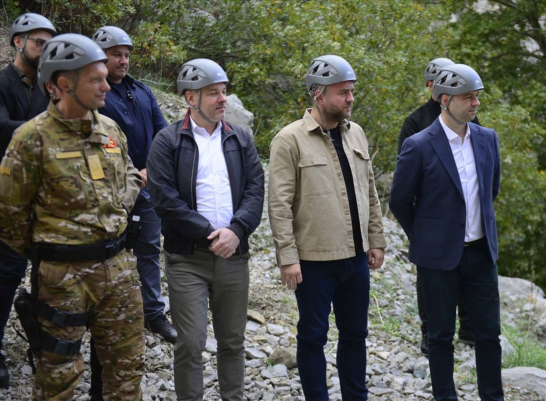 zaednicka-alpinisticka-vezba-na-edinicata-za-brzo-rasporeduvanje-i-bataljonot-za-specijalni-zadaci-volci-image-55qx.jpg