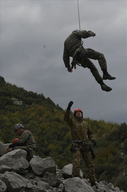 zaednicka-alpinisticka-vezba-na-edinicata-za-brzo-rasporeduvanje-i-bataljonot-za-specijalni-zadaci-volci-image-770N.jpg