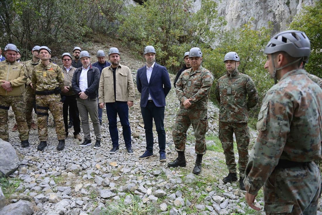 zaednicka-alpinisticka-vezba-na-edinicata-za-brzo-rasporeduvanje-i-bataljonot-za-specijalni-zadaci-volci-image-MPKk.jpg