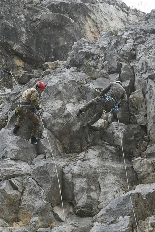 zaednicka-alpinisticka-vezba-na-edinicata-za-brzo-rasporeduvanje-i-bataljonot-za-specijalni-zadaci-volci-image-Na3A.jpg