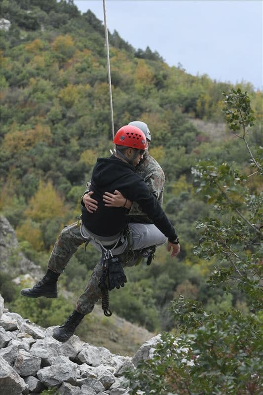 zaednicka-alpinisticka-vezba-na-edinicata-za-brzo-rasporeduvanje-i-bataljonot-za-specijalni-zadaci-volci-image-RW34.jpg