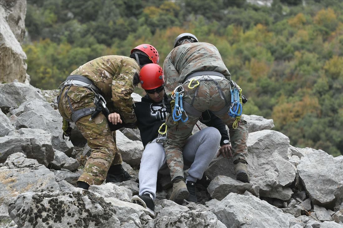 zaednicka-alpinisticka-vezba-na-edinicata-za-brzo-rasporeduvanje-i-bataljonot-za-specijalni-zadaci-volci-image-TE5F.jpg