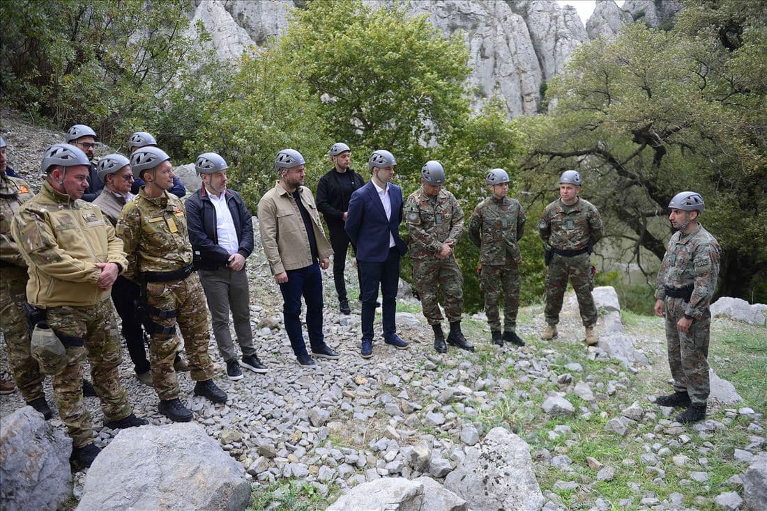zaednicka-alpinisticka-vezba-na-edinicata-za-brzo-rasporeduvanje-i-bataljonot-za-specijalni-zadaci-volci-image-eB6g.jpg
