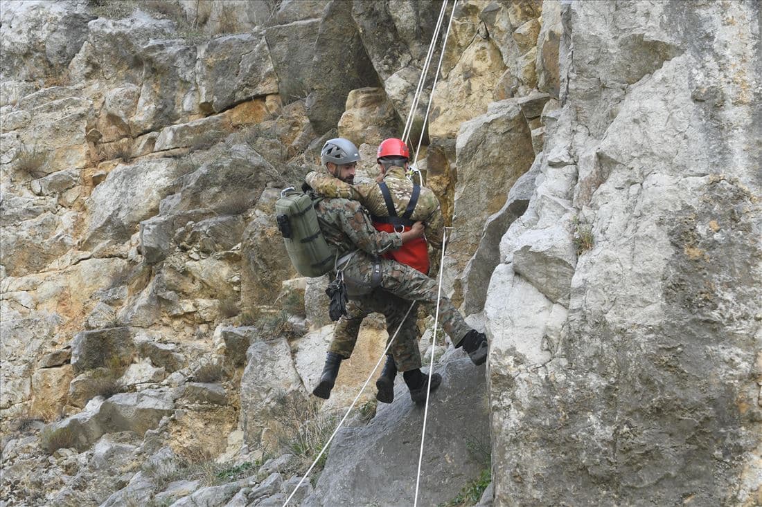 zaednicka-alpinisticka-vezba-na-edinicata-za-brzo-rasporeduvanje-i-bataljonot-za-specijalni-zadaci-volci-image-hyVf.jpg