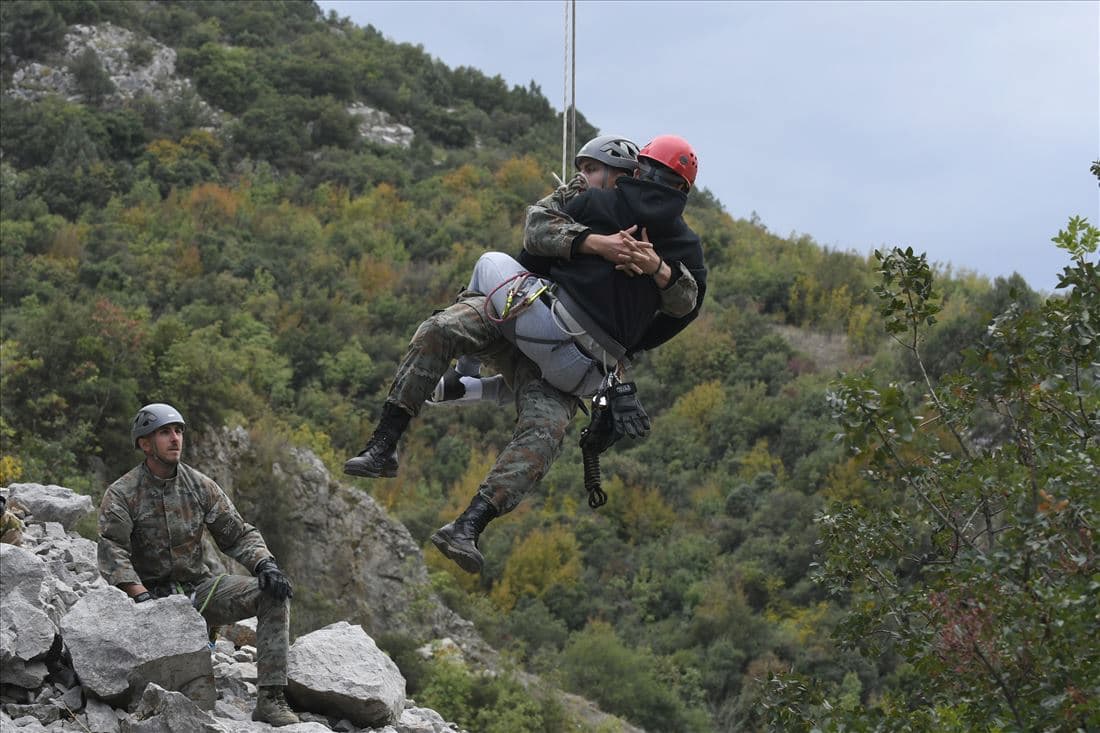 zaednicka-alpinisticka-vezba-na-edinicata-za-brzo-rasporeduvanje-i-bataljonot-za-specijalni-zadaci-volci-image-q9qn.jpg