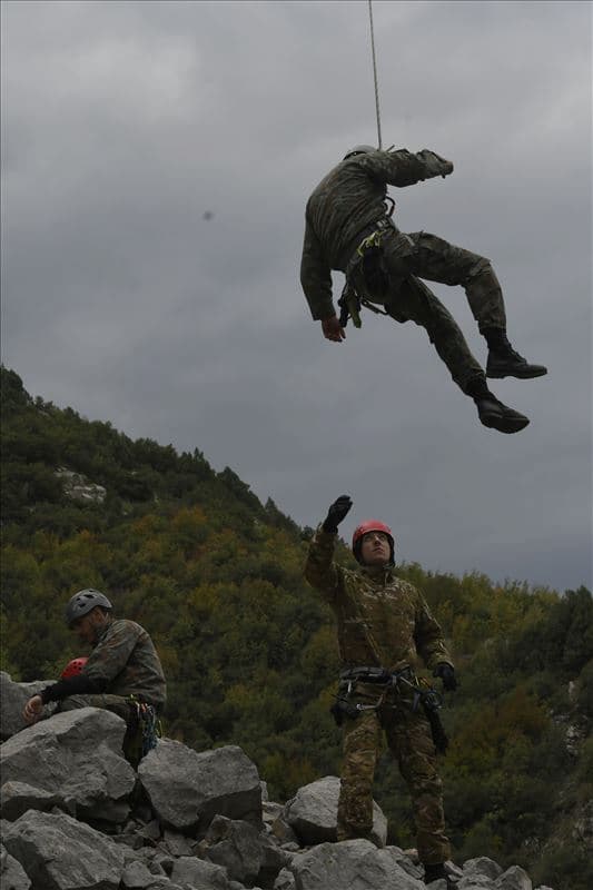 zaednicka-alpinisticka-vezba-na-edinicata-za-brzo-rasporeduvanje-i-bataljonot-za-specijalni-zadaci-volci-image-w0m6.jpg