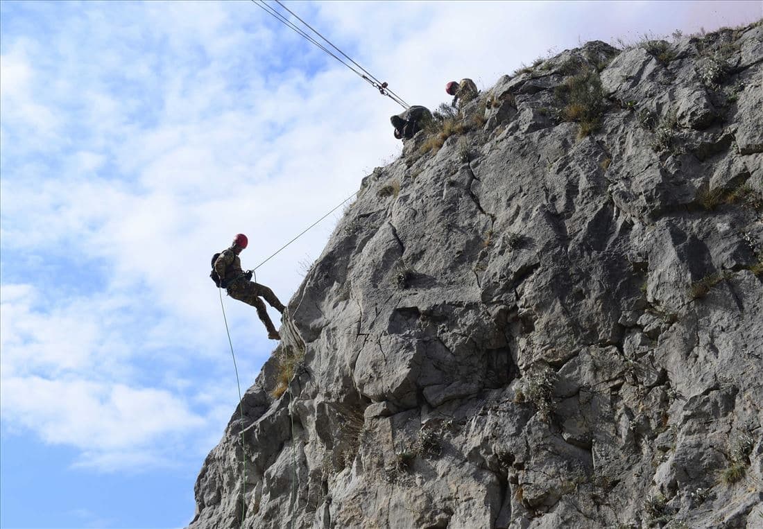 zaednicka-alpinisticka-vezba-na-edinicata-za-brzo-rasporeduvanje-i-bataljonot-za-specijalni-zadaci-volci-image-y6P1.jpg