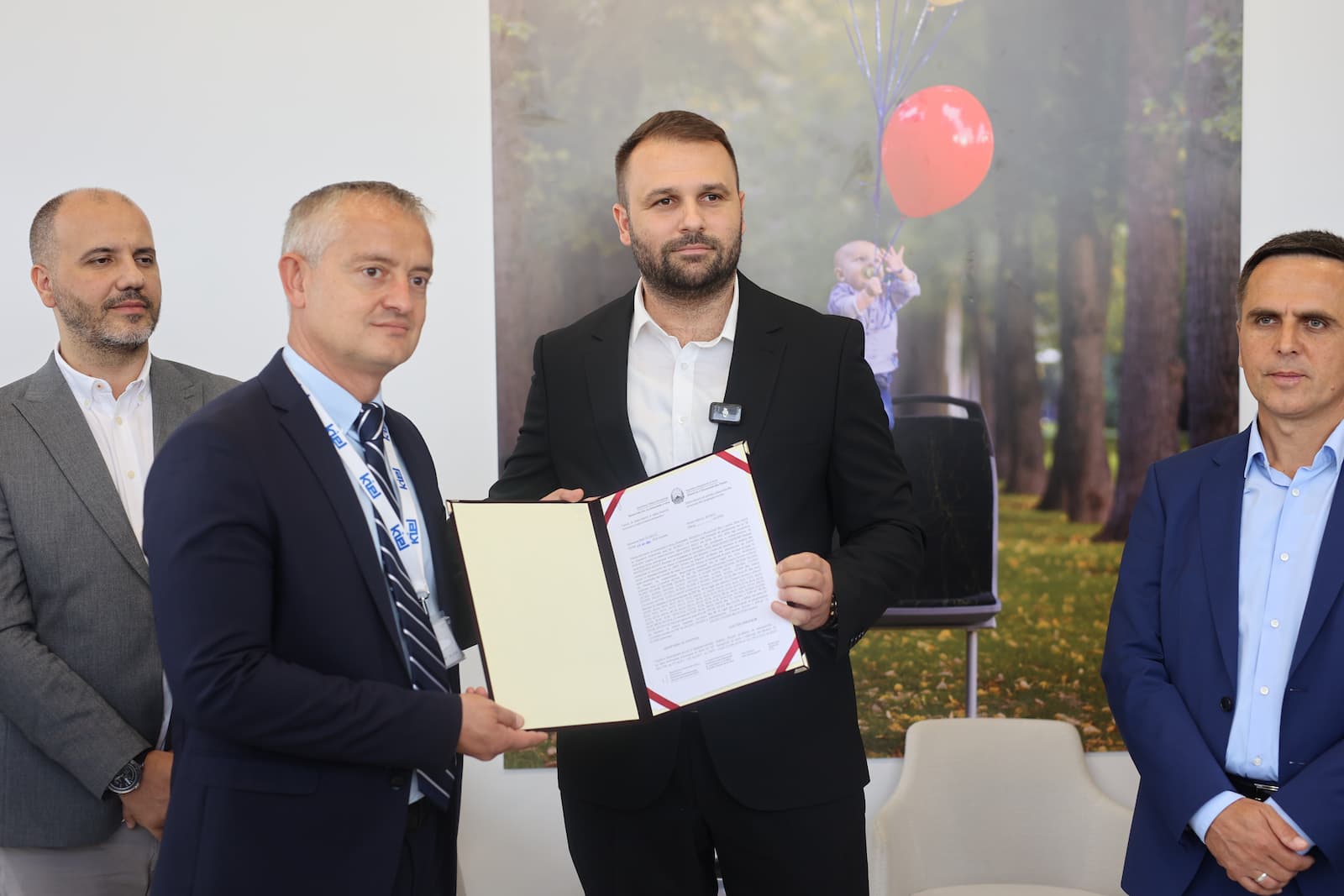 300 нови вработувања за полошкиот регион, министерот Дурмиши ја предаде работната дозвола на фабриката Киел Македонија