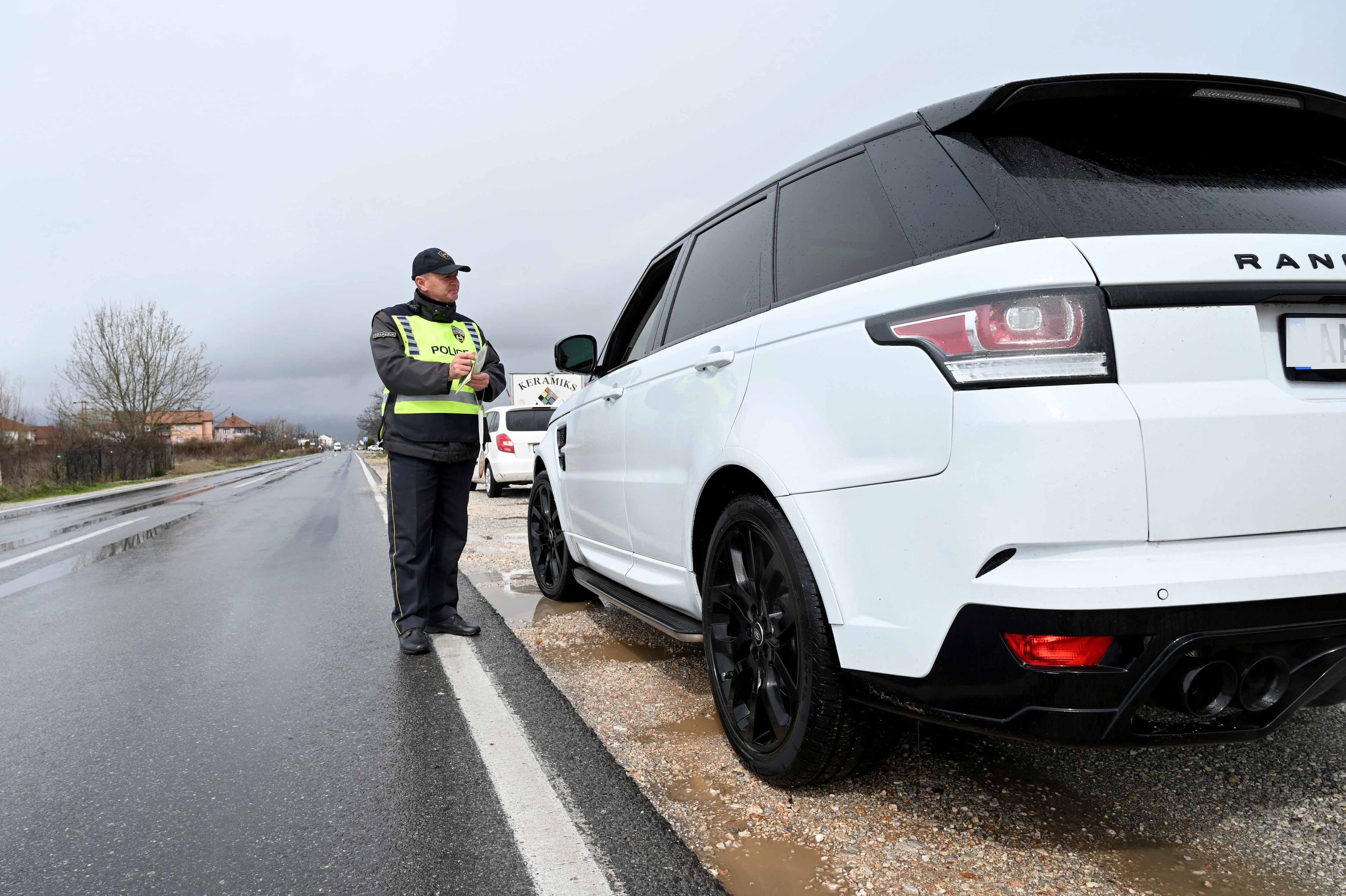 Акциска контрола на Мобилната единица за безбедност на сообраќајот на патиштата во Гостивар,  изречени се 59 санкции , одземени се пет возила