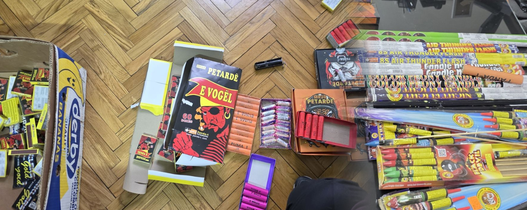 Акциска контрола за сузбивање на нелегална продажба на пиротехника: Одземени 2141 парчиња пиротехнички средства на скопски Бит Пазар, следува соодветна пријава