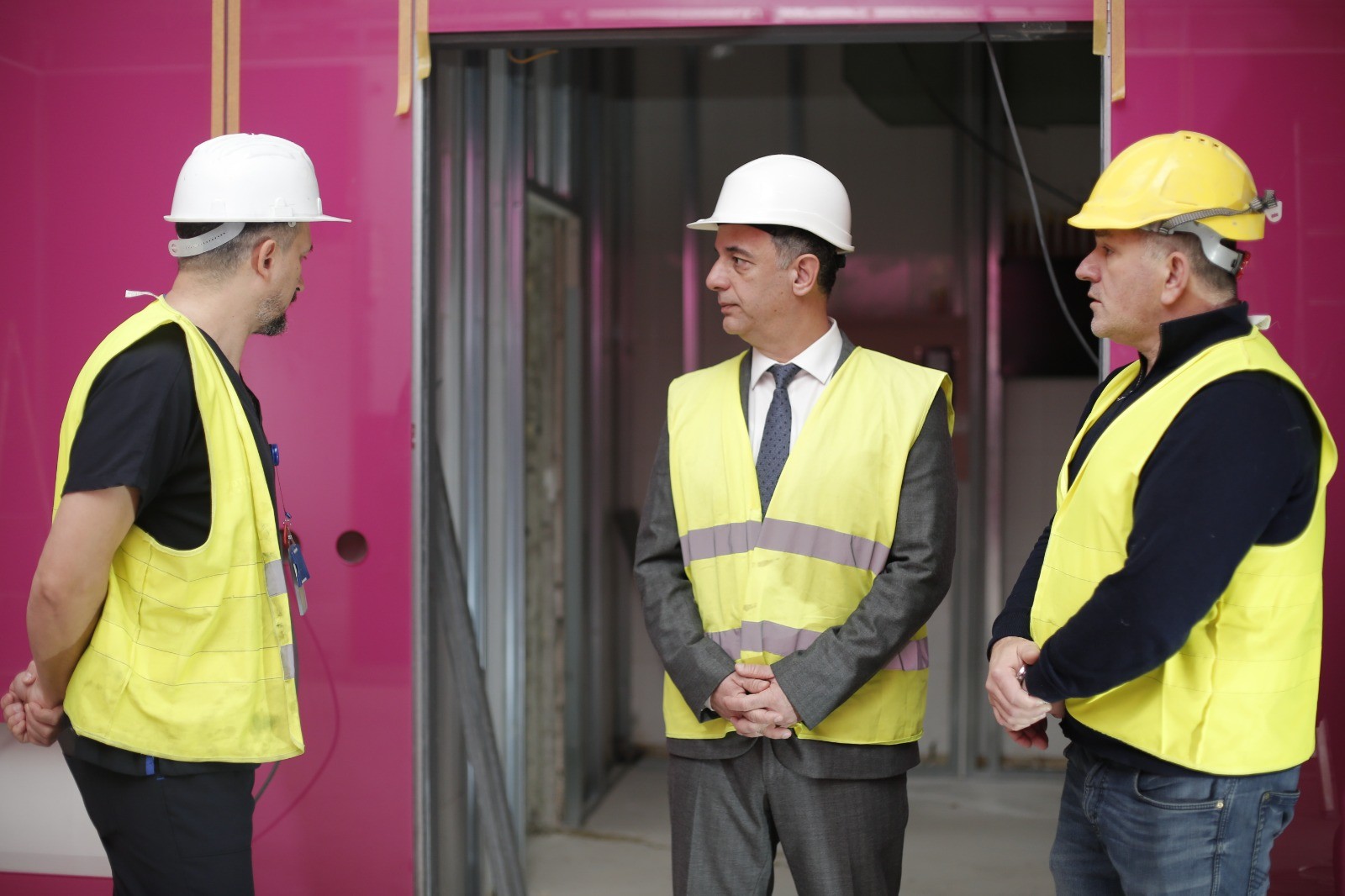 Алиу во обиколка на Клиника за ТОАРИЛУЦ: Во завршна фаза комплетното реновирање на КАРИЛ и на четири операциони сали во хируршкиот оперативен блок