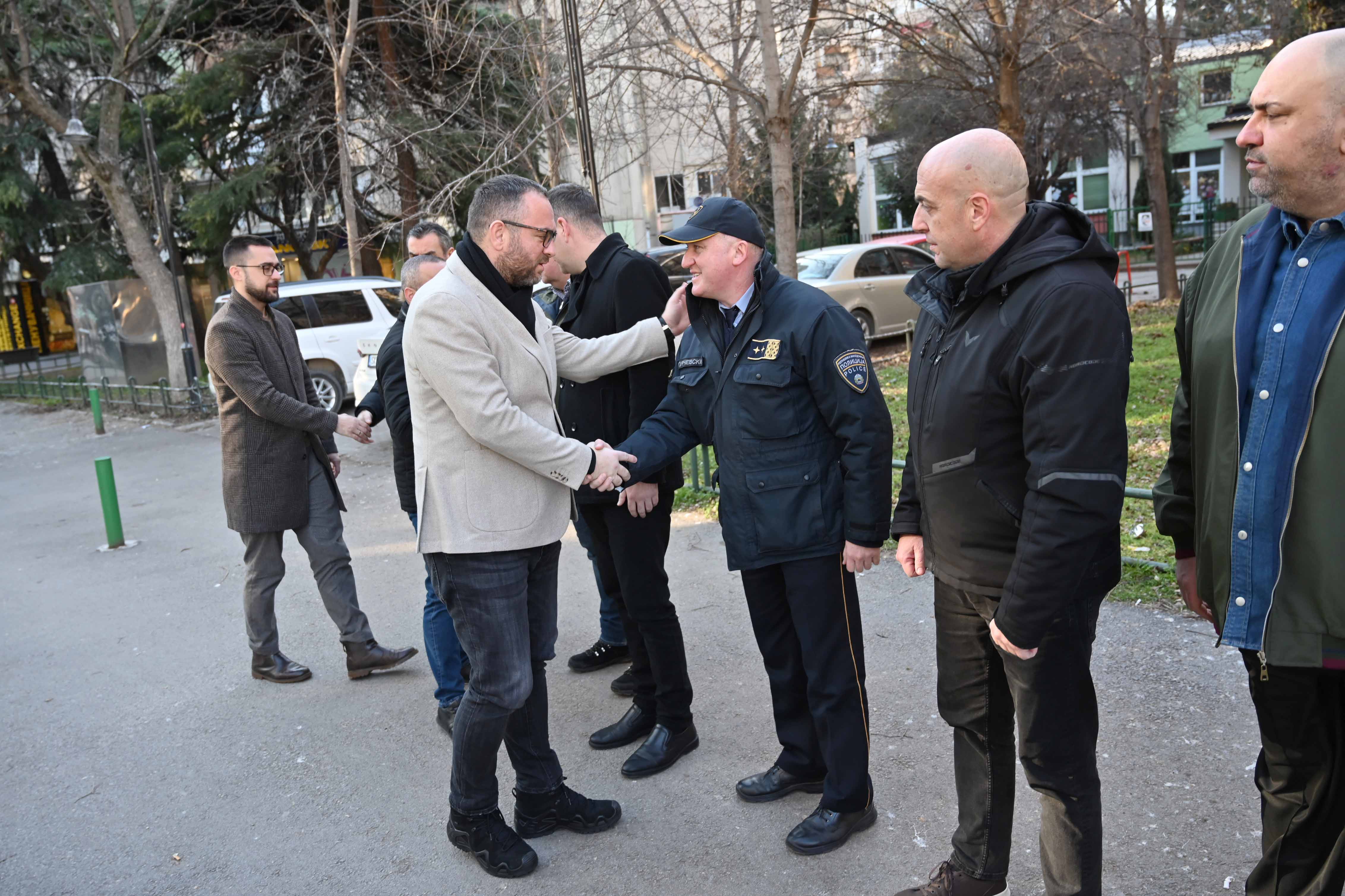 Безбедна новогодишна ноќ и позитивни резултати од „Безбеден град“ – Тошковски во работна посета на полициските служби