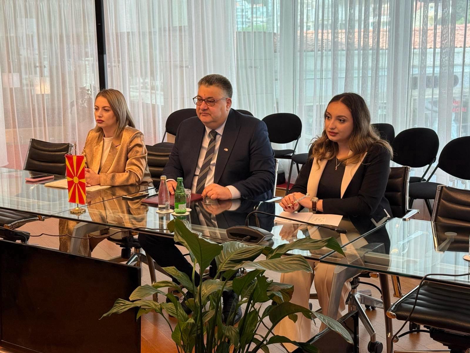 Македонија и БиХ ја продлабочуваат соработката: билатерална средба помеѓу Минчев и Буноза 